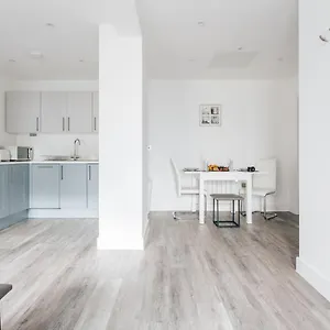 Contemporary Two Bedroom Duplex - Secluded With Parking In A Prime Location Bournemouth